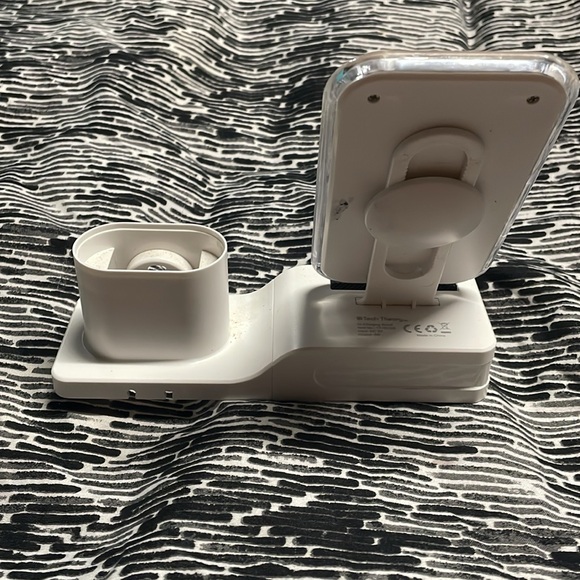 Tech Theory charging stand - Picture 2 of 4